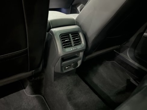 Used 2023 Volkswagen Tiguan SE w/ Panoramic Sunroof Package image 16