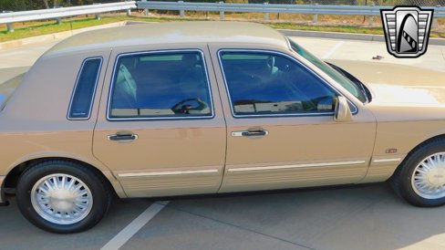 Used 1996 Lincoln Town Car Signature image 9