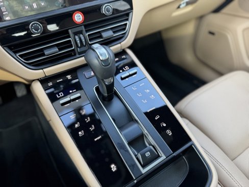 Certified 2025 Porsche Macan image 20