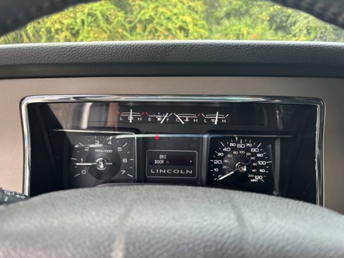 Used 2014 Lincoln Navigator L 2WD image 3