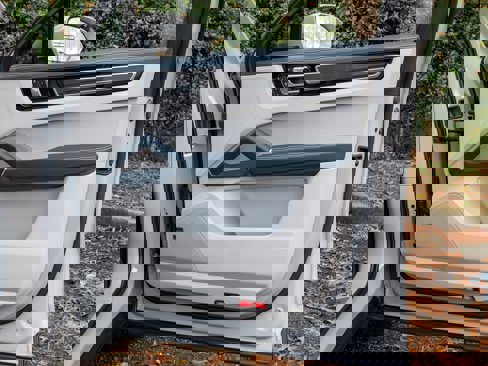 Certified 2022 Porsche Cayenne Platinum Edition image 35
