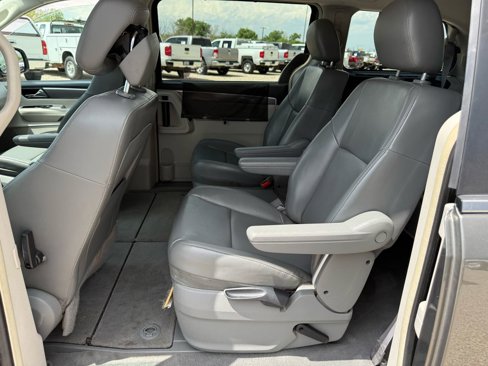 Used 2010 Volkswagen Routan SE image 28