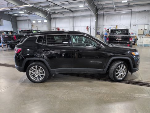 Used 2022 Jeep Compass Latitude image 2