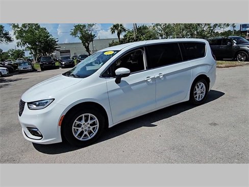 Used 2023 Chrysler Pacifica Touring-L image 34