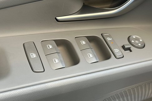 Certified 2025 Hyundai Elantra SE image 15
