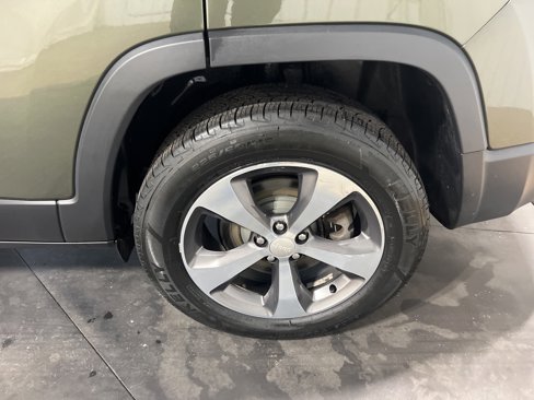 Used 2019 Jeep Cherokee Limited w/ Luxury Group image 40