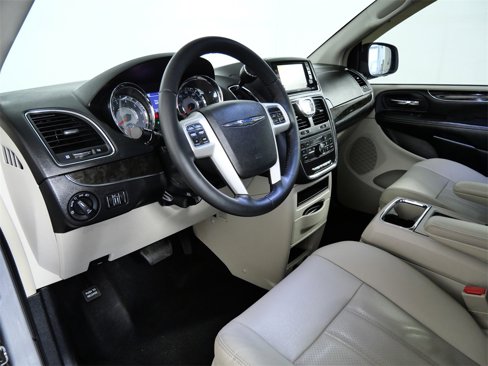 Used 2015 Chrysler Town & Country Touring-L image 16
