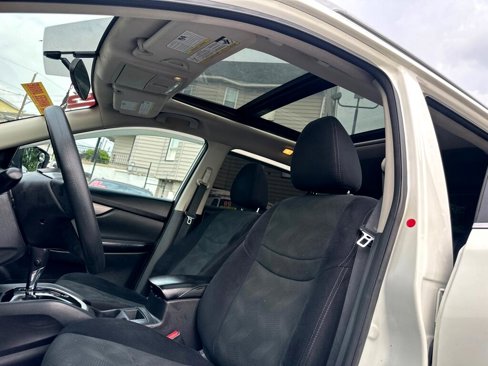 Used 2015 Nissan Rogue SV w/ SV Moonroof Package image 9
