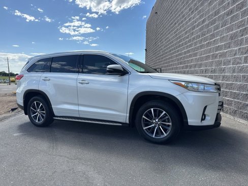 Used 2017 Toyota Highlander XLE image 1