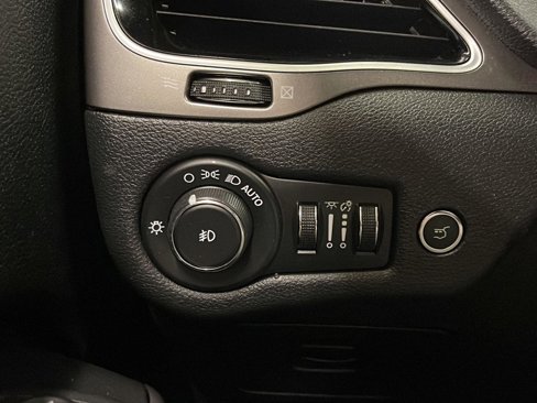 Used 2019 Jeep Cherokee Limited image 13