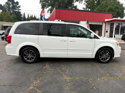 Used 2017 Dodge Grand Caravan SXT image 11