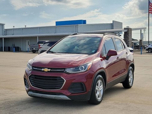 Used 2021 Chevrolet Trax LT w/ LT Convenience Package image 2