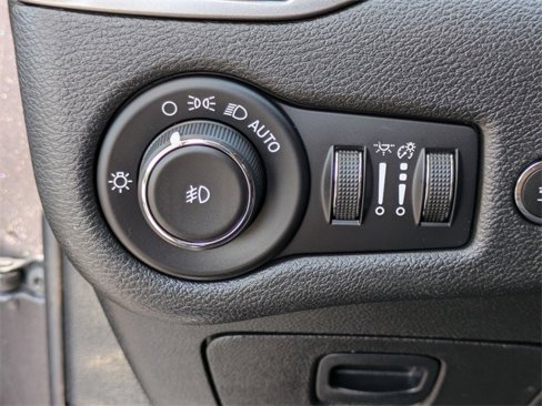 Used 2019 Jeep Cherokee Limited image 12