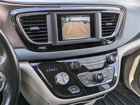Used 2019 Chrysler Pacifica Touring-L image 24