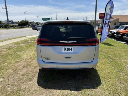 Used 2024 Chrysler Pacifica Touring-L image 5