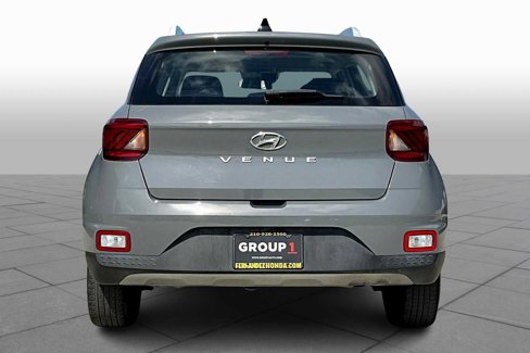 Used 2021 Hyundai Venue SEL w/ Premium Package image 4