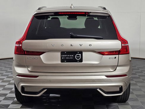 Used 2025 Volvo XC60 B5 Plus image 5