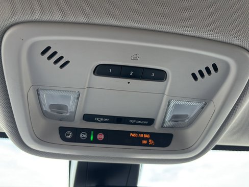 Used 2020 Chevrolet Traverse LT w/ Driver Confidence II Package image 32