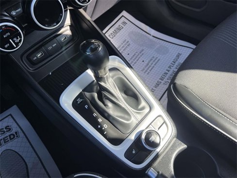 Used 2022 Hyundai Venue Limited image 21