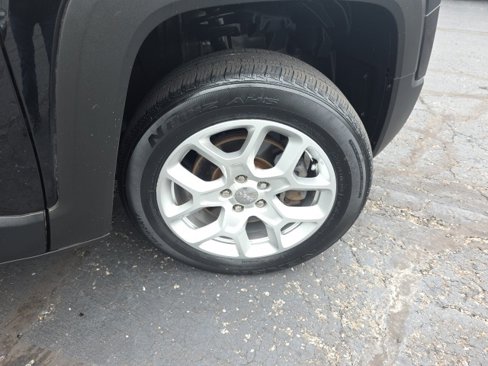 Used 2018 Jeep Renegade Latitude w/ Cold Weather Group image 48