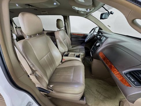 Used 2016 Chrysler Town & Country Touring image 31