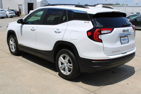 Used 2023 GMC Terrain SLE w/ Driver Convenience Package image 4