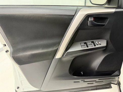 Used 2018 Toyota RAV4 LE image 29
