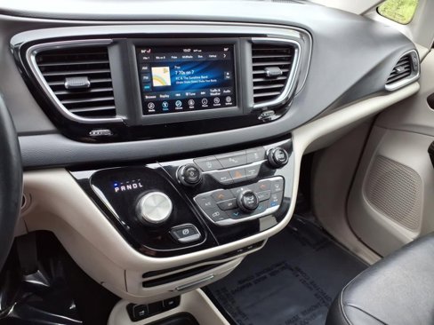 Used 2020 Chrysler Pacifica Touring-L image 5