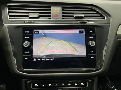 Used 2020 Volkswagen Tiguan SE w/ Panoramic Sunroof Package image 10