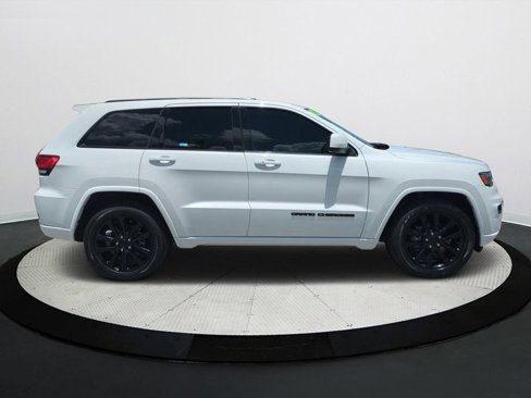 Used 2020 Jeep Grand Cherokee Altitude image 3