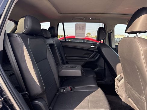 Used 2021 Volkswagen Tiguan SE w/ Panoramic Sunroof Package image 11