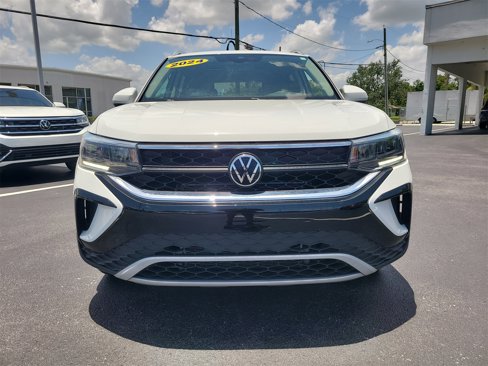 Used 2024 Volkswagen Taos SE w/ Panoramic Sunroof Package image 3