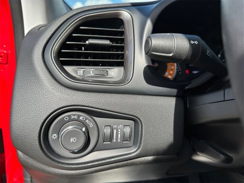 Used 2023 Jeep Renegade Latitude w/ Premium Group image 31