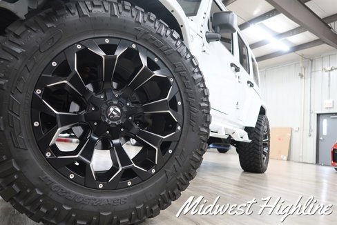 Used 2017 Jeep Wrangler Unlimited Sahara w/ Connectivity Group image 3