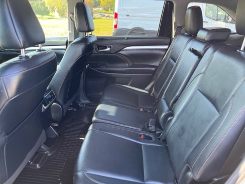 Used 2018 Toyota Highlander XLE image 23