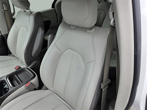 Used 2018 Chrysler Pacifica Touring-L image 17