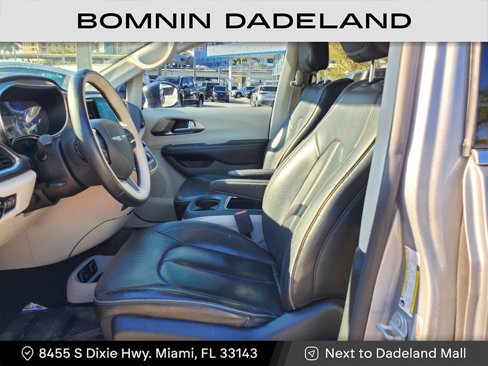 Used 2017 Chrysler Pacifica Limited image 17