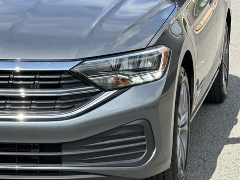 Used 2024 Volkswagen Jetta SE image 37