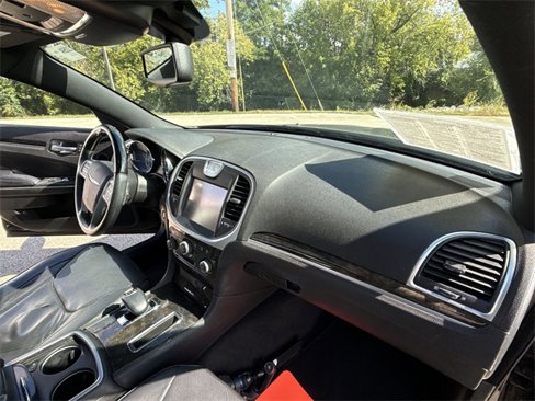 Used 2014 Chrysler 300 C image 29
