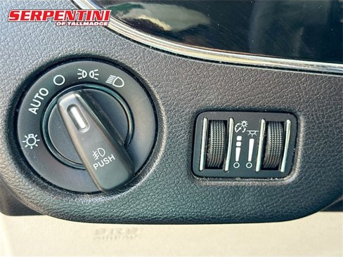 Used 2014 Chrysler Town & Country Touring-L image 12