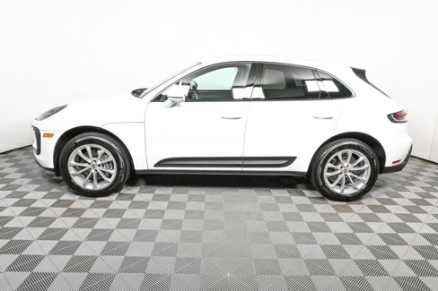 Certified 2025 Porsche Macan image 2