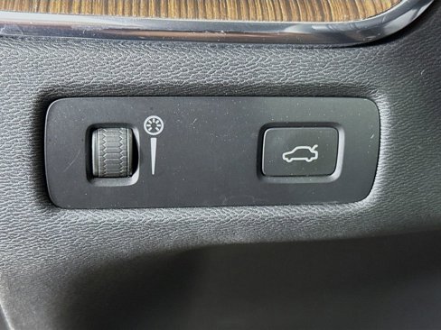 Used 2022 Volvo XC60 B5 Momentum image 10