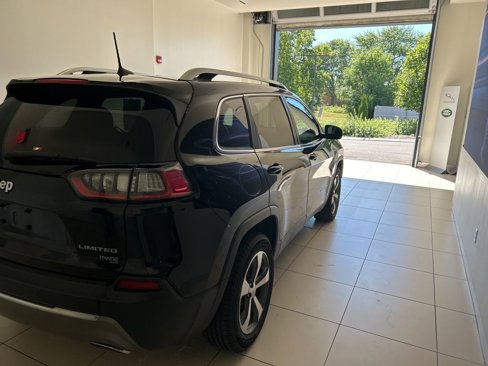 Used 2019 Jeep Cherokee Limited image 16