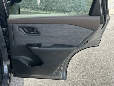 Used 2023 Nissan Rogue S image 18
