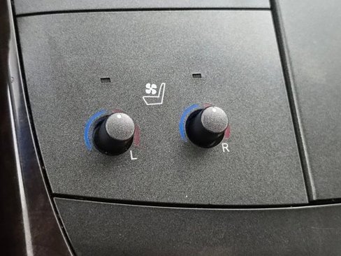 Used 2011 Toyota Avalon Limited image 36