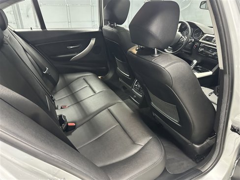 Used 2018 BMW 320i xDrive Sedan w/ Convenience Package image 12