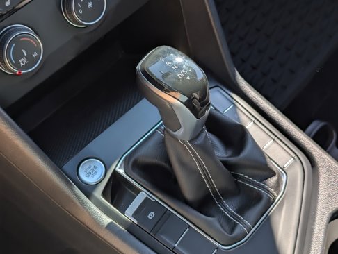 Certified 2022 Volkswagen Taos SE image 16