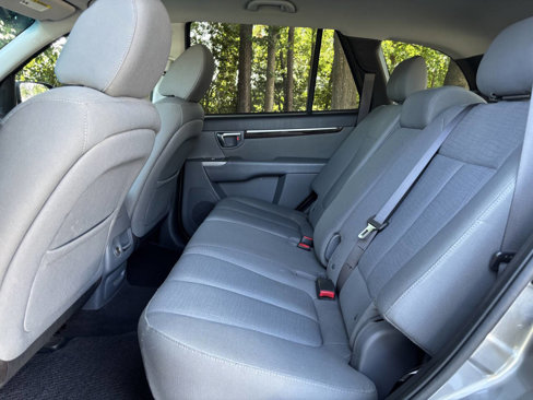 Used 2011 Hyundai Santa Fe GLS image 12