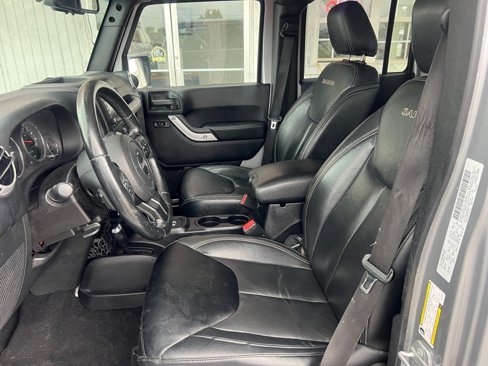 Used 2016 Jeep Wrangler Unlimited Sahara w/ Connectivity Group image 11