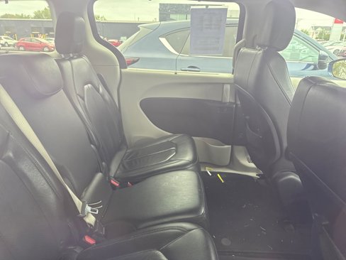 Used 2019 Chrysler Pacifica Touring-L image 6